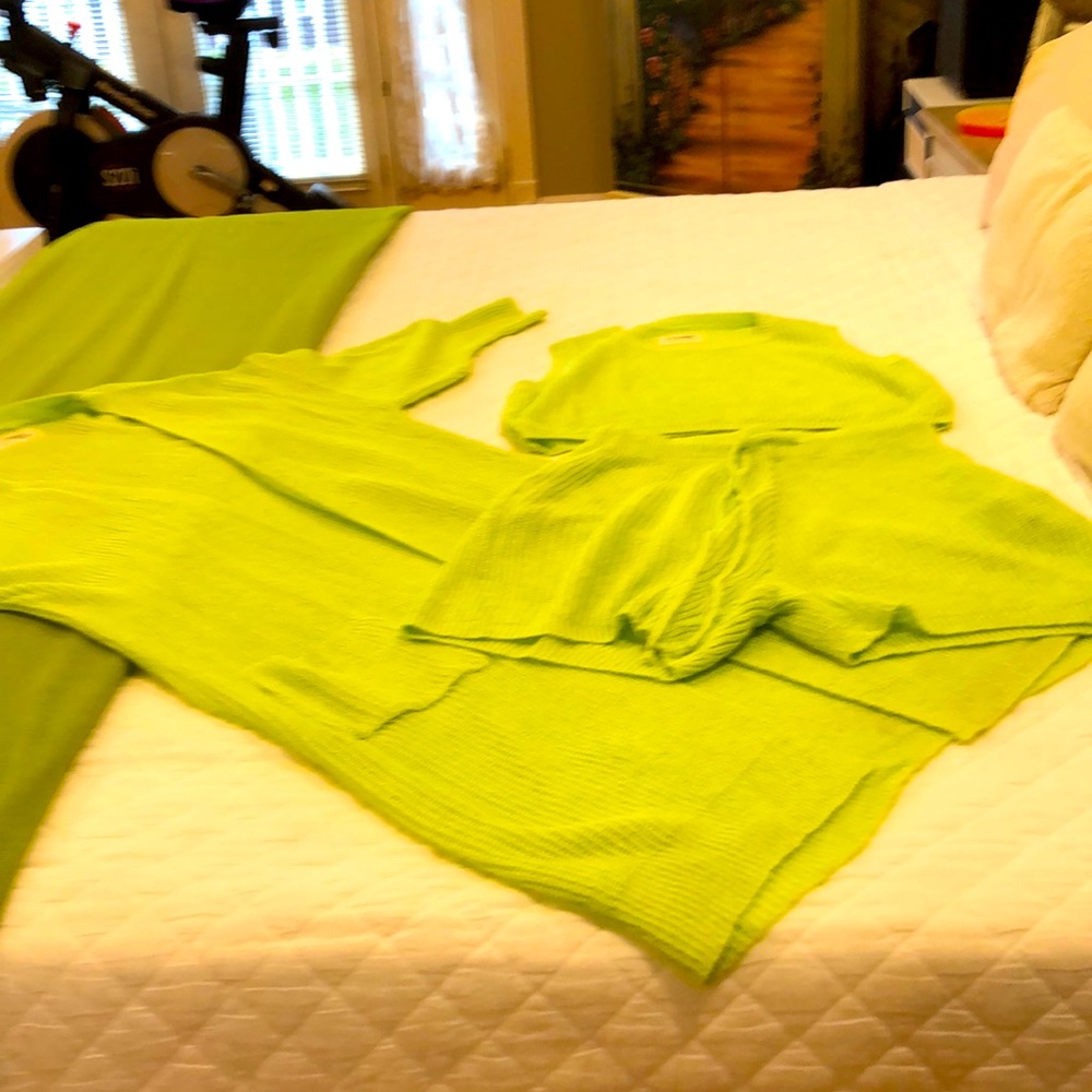 Three piece set long sweater, crop sweater,and shorts ,super vacation piece .